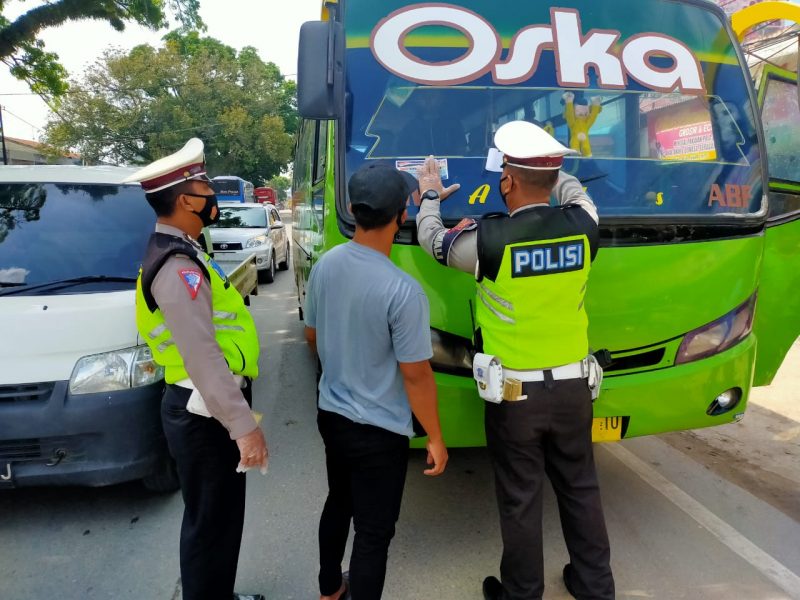 Satlantas Polres Tulang Bawang Pasang Puluhan Stiker  di 